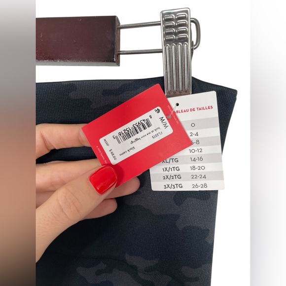 NWT Spanx Look At Me Now Leggings In Black Camo Seamless Size Medium - Picture 3 of 6